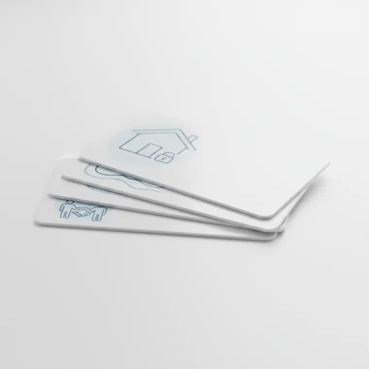 Właściciel mieszkania zastanawia się nad ubezpieczeniem OC w życiu prywatnym a najmem krótkoterminowym, analizując ryzyka i potrzebę dodatkowej polisy