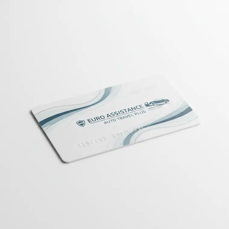 Kierowca przy uszkodzonym aucie na autostradzie za granicą, omawiający z assistance samochodowym za granicą UE warunki holowania po wypadku