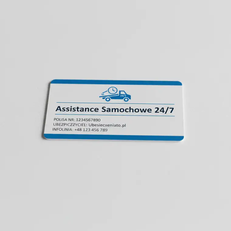 Kierowca dzwoni po assistance samochodowe 24/7, trzymając dokumenty potrzebne do szybkiego zgłoszenia szkody na drodze