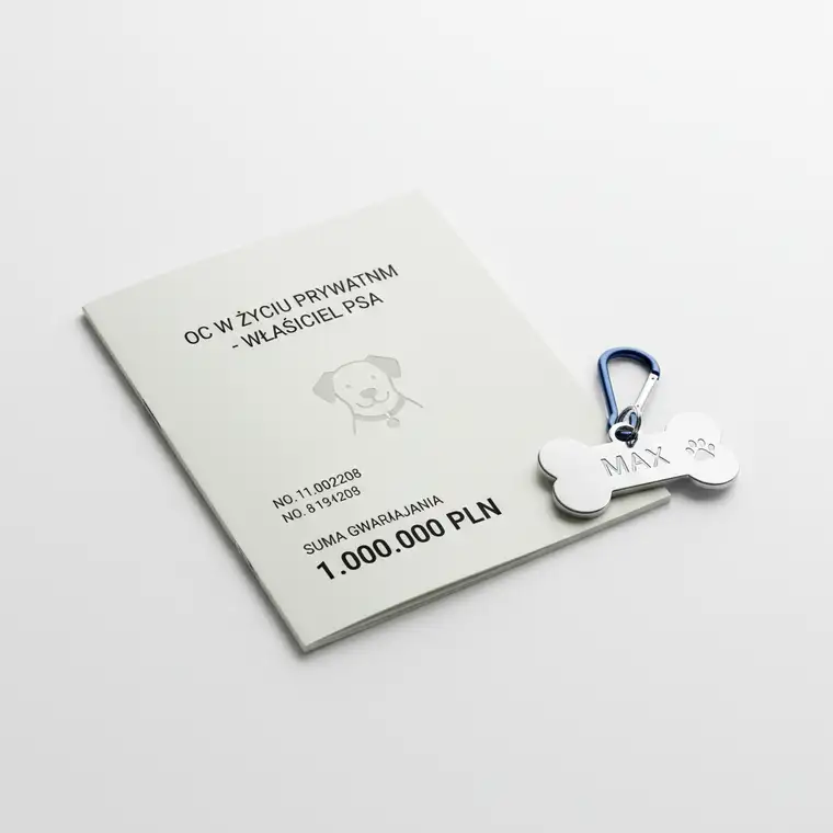 Właściciel psa podpisuje polisę OC w życiu prywatnym, myśląc o odpowiedniej sumie gwarancyjnej i finansowej ochronie przed szkodami